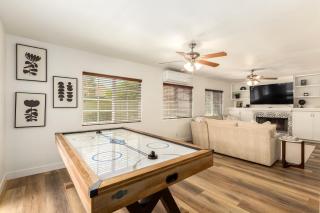 Stylish Val Vista Home 3BR Yard Putting Green - 5
