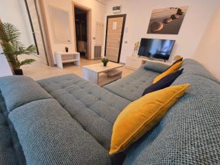 Azizi Premium Suit Apartment - Beach Pool & Spa Resort Alezzi - 1