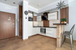 Przytulny Jasny Apartament z Balkonem oraz Parkingiem by Noclegi Renters - 8