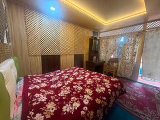 Young Lake Palace Group Of Houseboats - 7
