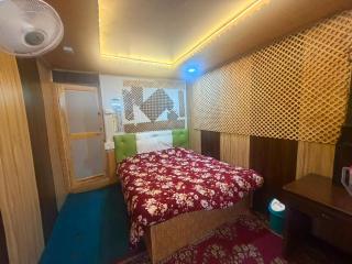 Young Lake Palace Group Of Houseboats - 5