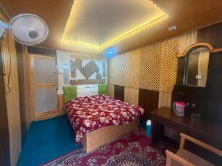 Young Lake Palace Group Of Houseboats - 4