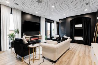 Top Floor NEO Suite, Walk to Broadway & Views - 3