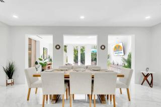 Villa Tropicale Stunning 4 Bedroom 4 Bath Home with Pool and BBQ - 1