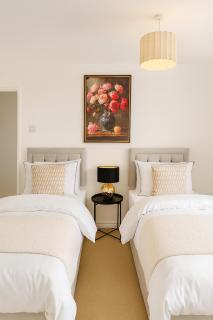Kempston Home Sleeps 7-9 Long Stays Parking - 1