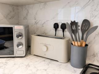 Bedford Station Retreat - Sleeps 3 - Free Parking - 4