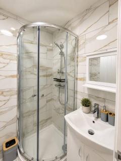 Bedford Station Retreat - Sleeps 3 - Free Parking - 3