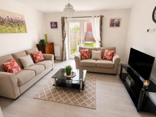 4 Bedroom Stylish Home Near City Centre & Rolls Royce - 8