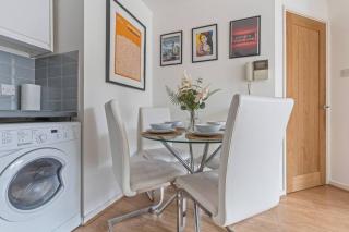 Snow Hill Stay - 2 BR - Free Parking - Sleeps 4 - 3