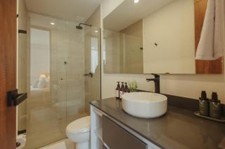 Modern El Retiro Suite for Two + Free Parking - 7