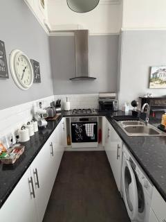 Prime location Clifton 2 bed self contained spacious garden apartment - 2