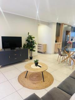 Serenity Stay - 3 Bedroom OR Tambo - 0