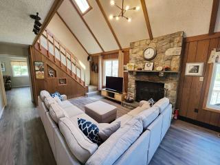 Saltbox Lodge - Game Room - Fireplace and Deck - 4