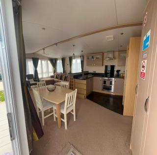 Private 2-Bedroom Caravan by Camber Sands Beach, Sleeps 5-6, Sofa Bed, Private Parking, Free Wi-Fi, NO SMOKING, NO PETS - 2