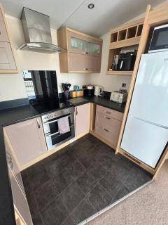 Private 2-Bedroom Caravan by Camber Sands Beach, Sleeps 5-6, Sofa Bed, Private Parking, Free Wi-Fi, NO SMOKING, NO PETS - 5
