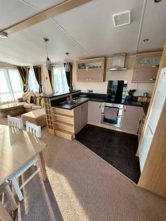 Private 2-Bedroom Caravan by Camber Sands Beach, Sleeps 5-6, Sofa Bed, Private Parking, Free Wi-Fi, NO SMOKING, NO PETS - 7