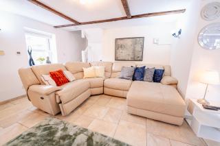 Beautiful 3 Bed Cottage - Hot Tub & Free Parking - 2