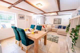 Beautiful 3 Bed Cottage - Hot Tub & Free Parking - 8