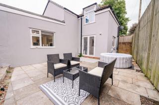 Beautiful 3 Bed Cottage - Hot Tub & Free Parking - 7