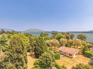 Large lakeside villa - 0