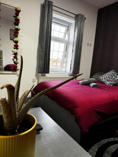 Stylish Burgundy Escape In The Heart Of City - 4