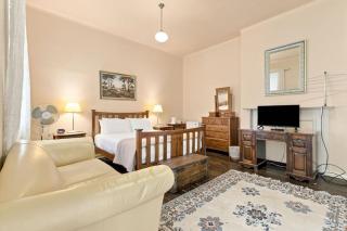 Edinburgh Deluxe Family Suite and Ensuite - 2