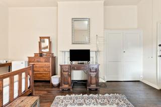 Edinburgh Deluxe Family Suite and Ensuite - 1