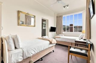 Edinburgh Twin Room with Ensuite - 5