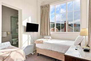 Edinburgh Twin Room with Ensuite - 4