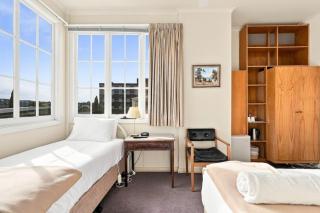 Edinburgh Twin Room with Ensuite - 3