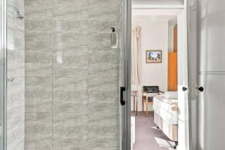 Edinburgh Twin Room with Ensuite - 2