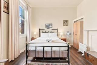 Edinburgh Queen Room - 3