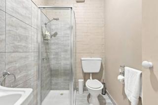 Edinburgh Family Room and Ensuite - 5