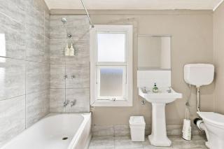 Edinburgh Premium Room and Ensuite - 9