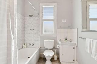Edinburgh Queen and Single Room - 8