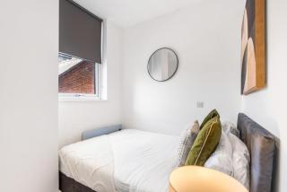 Coulsdon Executive Penthouse 2 Bed with Balcony - 8
