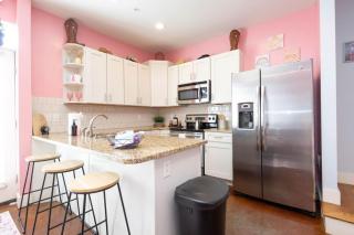 Lipstick & Boots - Luxury 3-Level Condo with Private Garage near Music Row - 3