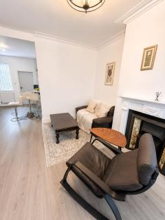 #187 Modern Retreat Near Warrington Centre - for 5 - 0