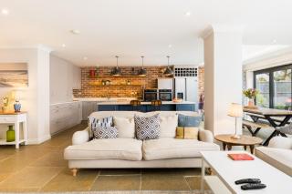 Large & Modern 4Bed Family Home - Pass the Keys - 9