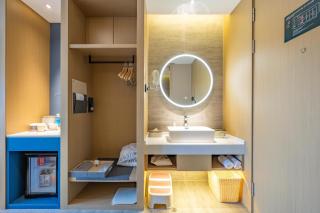 Atour Hotel Jiashan Dazhong Plaza - 2