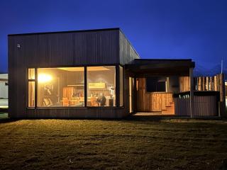 Design House Bakkabud in Grenivík - Waterfront with Outdoor Hot Tub - by Nollur - 3