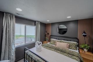 Modern Basement Apartment King Bed and Full Kitchen - 8