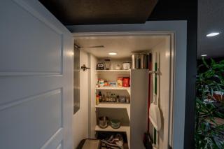 Modern Basement Apartment King Bed and Full Kitchen - 7