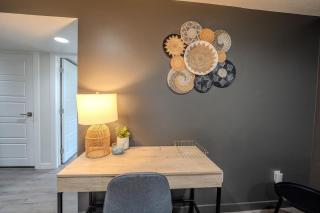 Modern Basement Apartment King Bed and Full Kitchen - 6