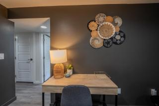 Modern Basement Apartment King Bed and Full Kitchen - 1