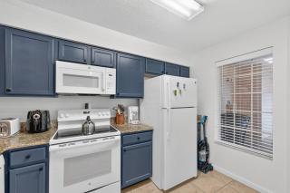 Worldquest Retreat - Ground-floor remodeled condo with sunroom, washer/dryer - 4