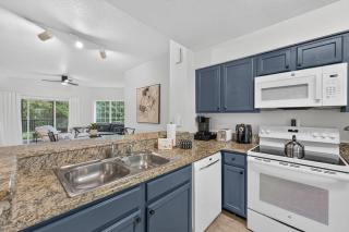 Worldquest Retreat - Ground-floor remodeled condo with sunroom, washer/dryer - 3