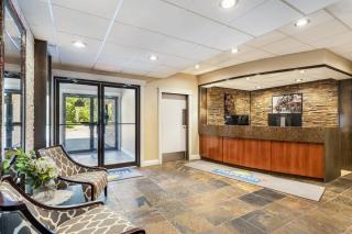Days Inn by Wyndham Sylvan Lake - 9