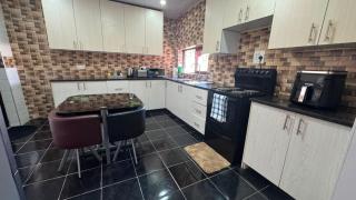 Spacious 3-Bedroom Self-Catering House, Sleeps 6 - Airport Road - Livingstone - Livingstone - 6