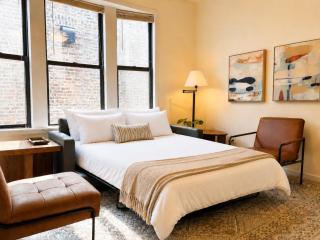 Flexhome Ukrainian Village 2BR - Private Balcony & Walkable Location - 7